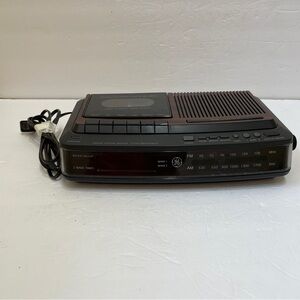 VINTAGE 1985 GE AM/FM CLOCK RADIO WITH CASSETTE PLAYER‎ AND RECORDER
